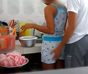 Người trông trẻ secvanganh hút