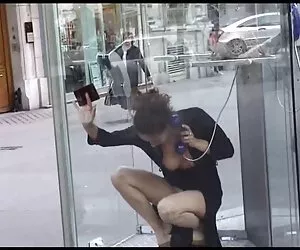 Một người đàn ông bước vào phòng hai phim sec nhatkyvanganh người chuyển giới thành công