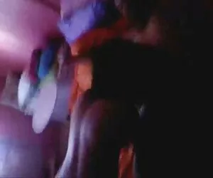 Brunette yêu tóc vàng sec vang ang