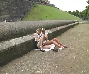 Hai titted sluts và phi sec vang anh một tối tinh ranh