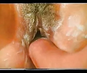 Cô gái trải xem phim xec vang anh nghiệm niềm vui từ hai con gà trống